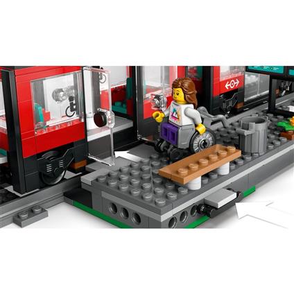 60423 Lego City Şehir Merkezi Tramvay İstasyonu 811 Parça +7 Yaş