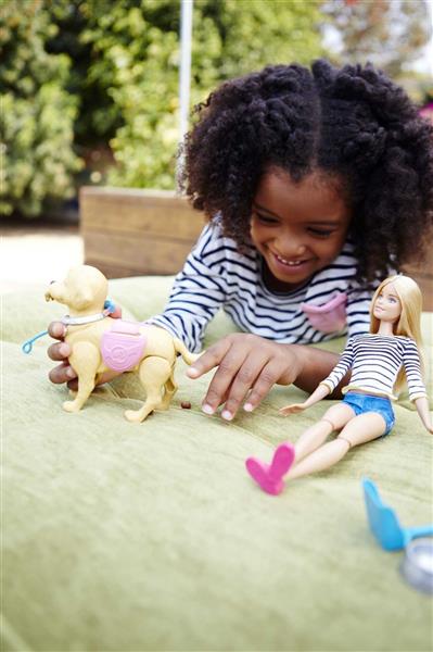 Dwj68 Barbie Ve Köpeği Tuvalet Eğitiminde