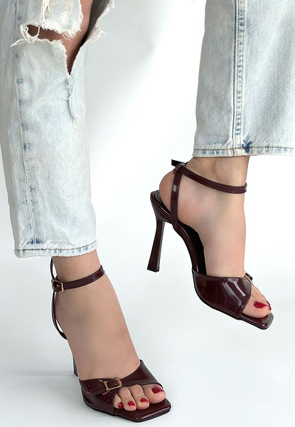 Hoste Bordo Rugan Topuklu Bilekten Kemerli Ayakkabı