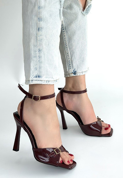 Hoste Bordo Rugan Topuklu Bilekten Kemerli Ayakkabı