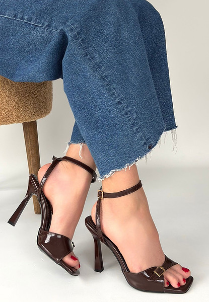 Hoste Kahverengi Rugan Topuklu Bilekten Kemerli Ayakkabı