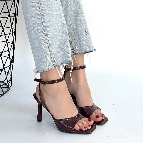 Soha Bordo Rugan Topuklu Bilekten Kemerli Ayakkabı