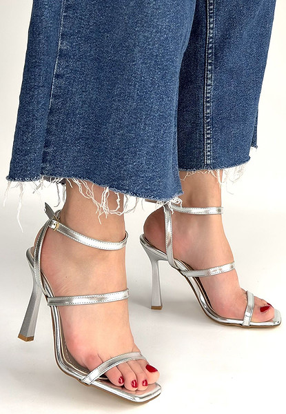 Umira Gümüş Rugan Topuklu Bilekten Kemerli Ayakkabı