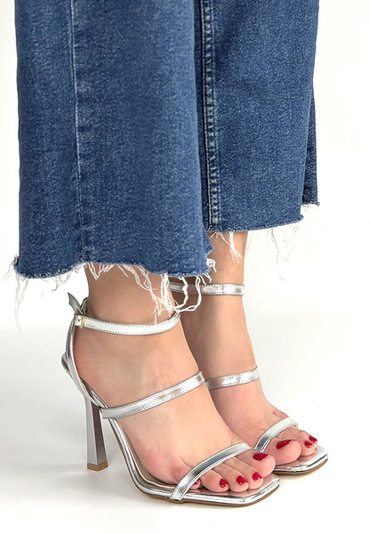 Umira Gümüş Rugan Topuklu Bilekten Kemerli Ayakkabı