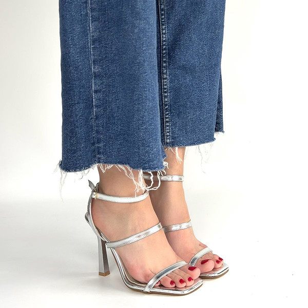 Umira Gümüş Rugan Topuklu Bilekten Kemerli Ayakkabı