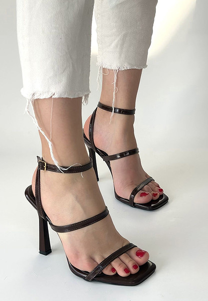 Umira Kahverengi Rugan Topuklu Bilekten Kemerli Ayakkabı