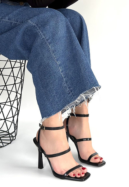 Umira Siyah Rugan Topuklu Bilekten Kemerli Ayakkabı