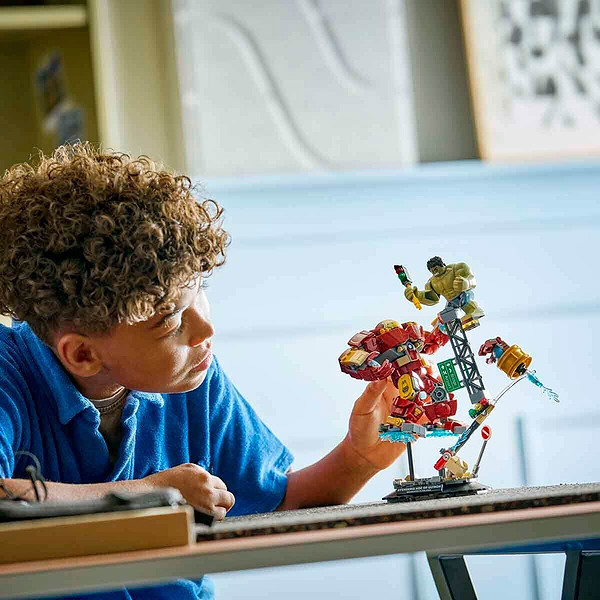 76343 Lego Marvel Efsanevi Savaş: Hulkbuster, Hulka Karşı 413 Parça +9 Yaş
